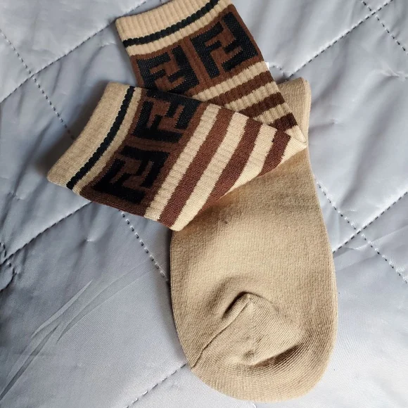 Fendi Unisex Beige Dark Brown Black Striped FF Logo Socks Women  Size 7-10 - Picture 3 of 3
